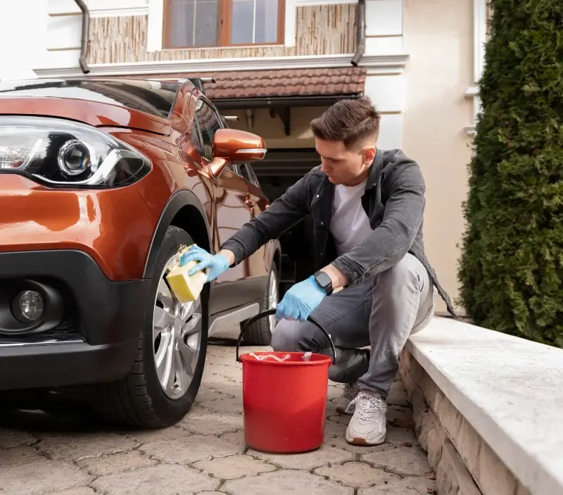 Lavage auto à domicile Charmes-sur-Rhône : professionnel intervenant sur un véhicule